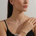 Detalle del conjunto de joyas de plata con collar, pendientes y pulsera de circón en modelo - Conjunto de Tres Piezas de Diamantes Desnudos (DZ 71) / Plateado