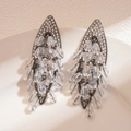 Eleganti orecchini a rombo con diamanti incastonati e pendenti di cristallo su vassoio - Canna Di Fucile Trasparente Con Perno In Argento