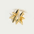 Elegante goldene Blattohrstecker mit strukturierten Blütenblättern und poliertem Glanz - Blatt (Gold)
