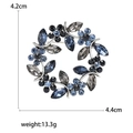 Spilla a corona d'ulivo con cristalli blu e grigi in argento, dimensioni 4,4cm per 4,2cm - Base in lega d'argento / Blu