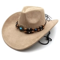 Detail eines Western-Cowboyhuts mit Wildleder-Textur, Perlen und Türkis-Akzent - M (56-58cm) / Camel