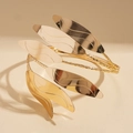 Exquisite goldene geschichtete Blatt-Oberarmspange mit detaillierten Metalltexturen - Spiralblatt-Stil / Gold