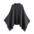 Eleganter dunkelgrauer Strickponcho mit asymmetrischem Rundhalsausschnitt auf weißem Grund - S / Grau