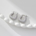 Orecchini a cerchio a U con micro-pavé di zirconi bianchi e finitura in argento lucido - Argento a forma di U