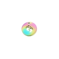 Dettaglio di un ciondolo rotondo arcobaleno da 15mm con impronta di bambino intagliata - Arcobaleno