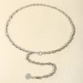Detail eines silbernen Metallketten-Gürtels mit ovalen Gliedern und einem Sonnen-Anhänger - Einfacher Stil / Silber
