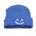Detail van blauwe gebreide muts met wit geborduurd smiley gezichtspatroon - Blauw