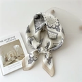 Foulard quadrato in seta beige con stampe paisley nere e bordo color cammello - Emblema Geometrico Bordo Cachi