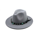 Dettaglio della fascia del cappello fedora grigio con pietre turchesi e borchie - M (56-58cm) / Edizione Standard / Grigio