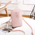 Dettaglio della mini borsa a tracolla rosa chiaro con motivo geometrico e metallo oro - Rosa