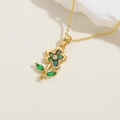 Makroaufnahme des Gold-Blumenanhängers mit Abalone-Muschel und grünen Edelsteinen - Blumen-Stil / Blumenkette 14K Gold
