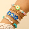 Detalle de pulseras playeras con cuentas de arcilla, dijes de estrella y letras de ALOHA - Set de Pulsera Multicolor Azul