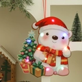 Détail d'une décoration LED ours polaire avec boîtes cadeaux et un sapin de Noël - Ours blanc de Noël