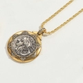 Dettaglio della collana con ciondolo a moneta vintage con catena dorata e rilievo - Stella a otto punte