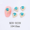 Makroaufnahme von 10x10mm Herz-Nagelanhänger mit blauem Stein und LOVE-Gravur - 9239 Seeblau (Goldbasis)