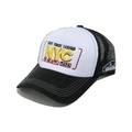 Dettaglio del ricamo 3D NYC e della rete nera traspirante di questo cappellino trucker - M (56-58cm) / Patchwork Nero e Bianco