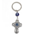 Dettaglio del portachiavi a croce in argento antico con perline occhio blu e intagli - Croce