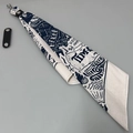Weißes Vintage-Bandana aus Baumwolle mit blauem Muster und schwarzem Leder-Hakenriemen - Schal-Anhänger / Beige Seefahrt mit Ring