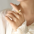 Anello barocco bohémien con perla d'acqua dolce dorata indossato sulla mano di una modella - US 6 / Oro