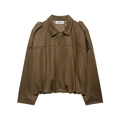 Détails d'un blouson aviateur marron avec revers, épaulettes et ourlet plissé élégant - XS / Chameau
