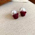 Détail macro de boucles d'oreilles ours floqué rouge avec fermoirs perles blanches - 45# Ours Flocage Rouge avec Perle (925 Sterling Silver Earring Post)