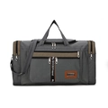 Detalle de bolsa de viaje gris con correas marrones y múltiples bolsillos con cremallera - Gris
