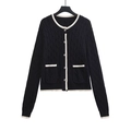 Cardigan nero in maglia a trecce con bordi bianchi e bottoni metallici dallo stile chic - S / Nero