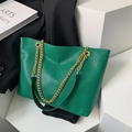 Dettaglio borsa shopper verde a grana con catena dorata e spallina nera di protezione - Verde