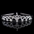Makroaufnahme von glitzerndem Silber-Strass-Kronen-Haarband auf spiegelnder Basis - Stil FG004