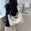 Borsa tote trapuntata bianca con manici marroni e dettagli a catena su spalla - Bianco (Cinturini Caffè)