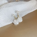 Elegante französische Perlenohrringe mit weißen Rosen und goldenen Details auf Seide - 4# Silbernadel - Weiß