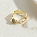 Makroaufnahme: Goldfarbener Ring mit weißem Emaille-Design und buntem Wirbelmuster - Weiße Emaille (JZ0388-1) / Weiß