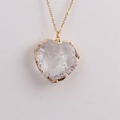 Colgante de corazón de cristal irregular facetado en collar de cadena dorada de torsión - Acero Inoxidable/Cristal de Roca / Colgante de corazón / Oro-Transparente