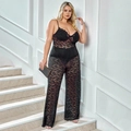 Detail van de bloemenkantstructuur op deze zwarte jumpsuit met een grote maat - 1XL / Zwart