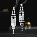 Elegantes pendientes largos de flecos con circonitas brillantes en acabado plateado - Pendientes de borla plateados (pin de plata)