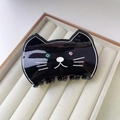 Détail d'une pince à cheveux chat noire en acétate avec strass dans un coffret beige - 2# Chat Mignon