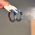 Dettaglio di orecchini a cerchio argento con cristalli blu e trama intrecciata - Stile Chiusura a Scatto / Stile Argento Blu