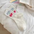 Cremeweiße Socken aus Baumwollmischung mit rotem Kirschmuster und 'cherry' Schriftzug - Kirsche
