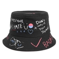 Dettaglio del cappello alla pescatora in cotone nero con graffiti bianchi e stampe di lettere - M (56-58cm) / Nero