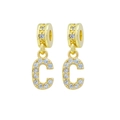 Orecchini a cerchio dorati con ciondolo lettera C e zirconi brillanti su bianco - Lettera-C
