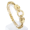 Bracelet byzantin doré orné de deux charms crânes détaillés avec un fermoir à anneau rond - Tête de Mort Dorée (KB164517-Z)