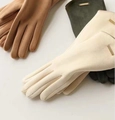 Süße Damen Winterhandschuhe aus Wildlederimitat in Beige, Camel und Dunkelgrün - Kleines Goldetikett / Gebrochenes Weiß