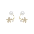 Elegante goldene Blumenohrringe mit weißen Perlen und funkelnden Diamantakzenten - Blumen Ohrstecker - Gold