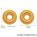 Detailweergave van 2,8 cm holle donut oorbellen in gepolijst goud roestvrij staal - Ringoorbellen / Goud