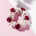 Elastico per capelli con rose rosse, perle bianche e foglie verdi su uno sfondo rosa - Fiore Rosso