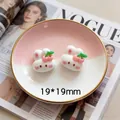 Gros plan de lapins en résine 19x19mm avec détails cerise pour loisirs créatifs - Tête de Lapin Cerise Blanche