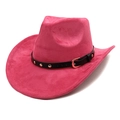 Détail d'un chapeau de cowboy rose en suédine avec ruban en cuir noir et rivets dorés - M (56-58cm) / Rose rouge