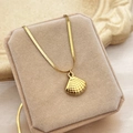 Elegante collana a catena a serpente in acciaio inossidabile dorato con ciondolo a conchiglia - Xl-ys204-3