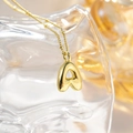Vista macro del ciondolo a lettera A stile palloncino placcato oro 18K con collana - un solo ciondolo, senza catena / Lettera A