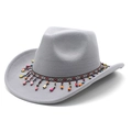 Détail d'un chapeau de cowboy en feutre gris avec garniture de perles ethniques colorées - M (56-58cm) / Gris clair